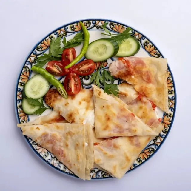 GÖZLEME EZİNE PEYNİRLİ DOMATESLİ